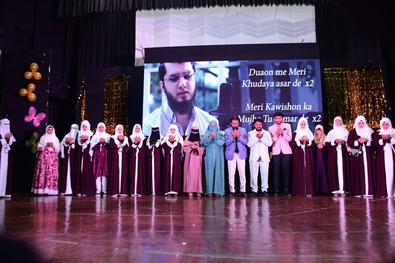 Teachers and staff in dua at the annual function